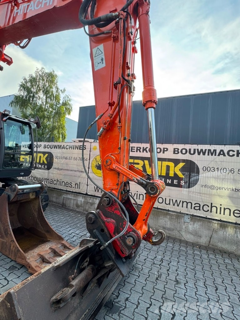 Hitachi ZX 225 US LC-3 حفارات زحافة