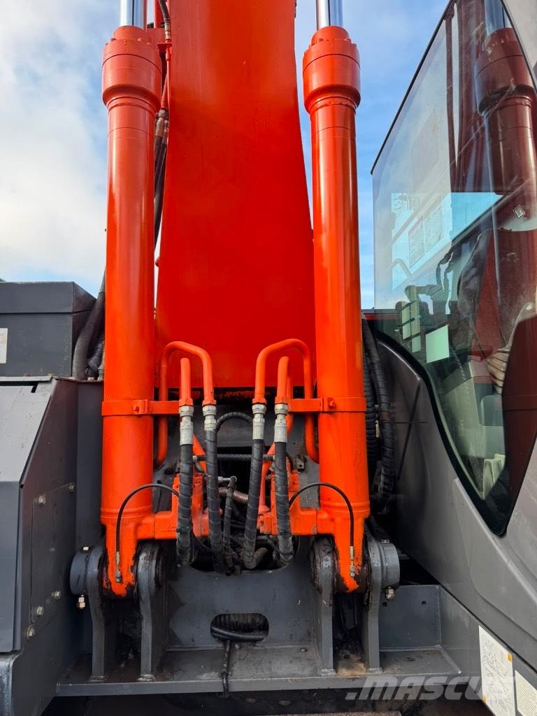Hitachi ZX 225 US LC-3 حفارات زحافة