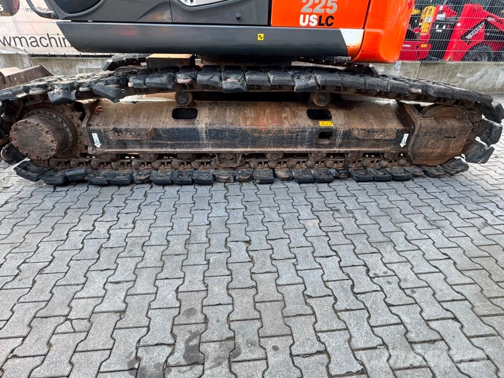 Hitachi ZX 225 US LC-3 حفارات زحافة