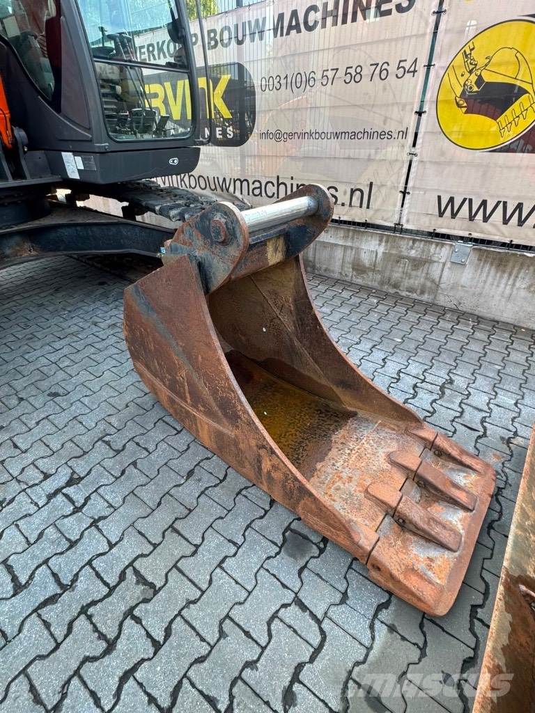 Hitachi ZX 225 US LC-3 حفارات زحافة