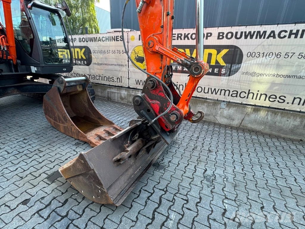 Hitachi ZX 225 US LC-3 حفارات زحافة