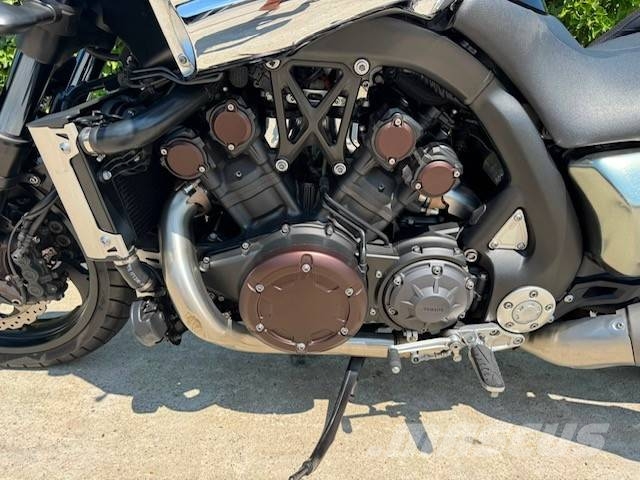 Ducati Monster 1200S Telakaivukoneet