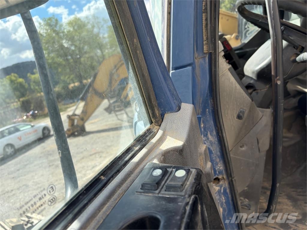 Renault KERAX 420.40 P8X4 Tipper trucks