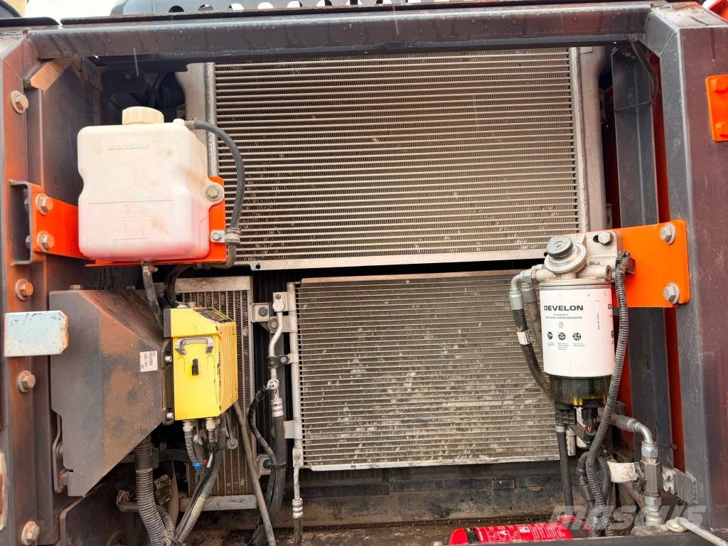 Doosan DX 225 LC 大型油圧ショベル12t以上(パワーショベル・ユンボ)