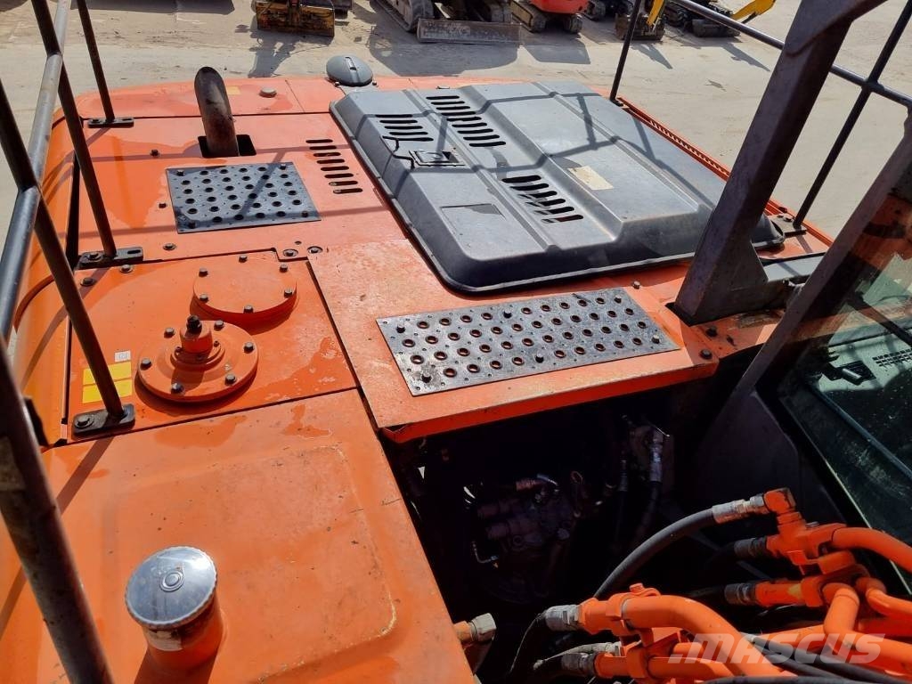 Hitachi ZX 210 LC-3 حفارات زحافة