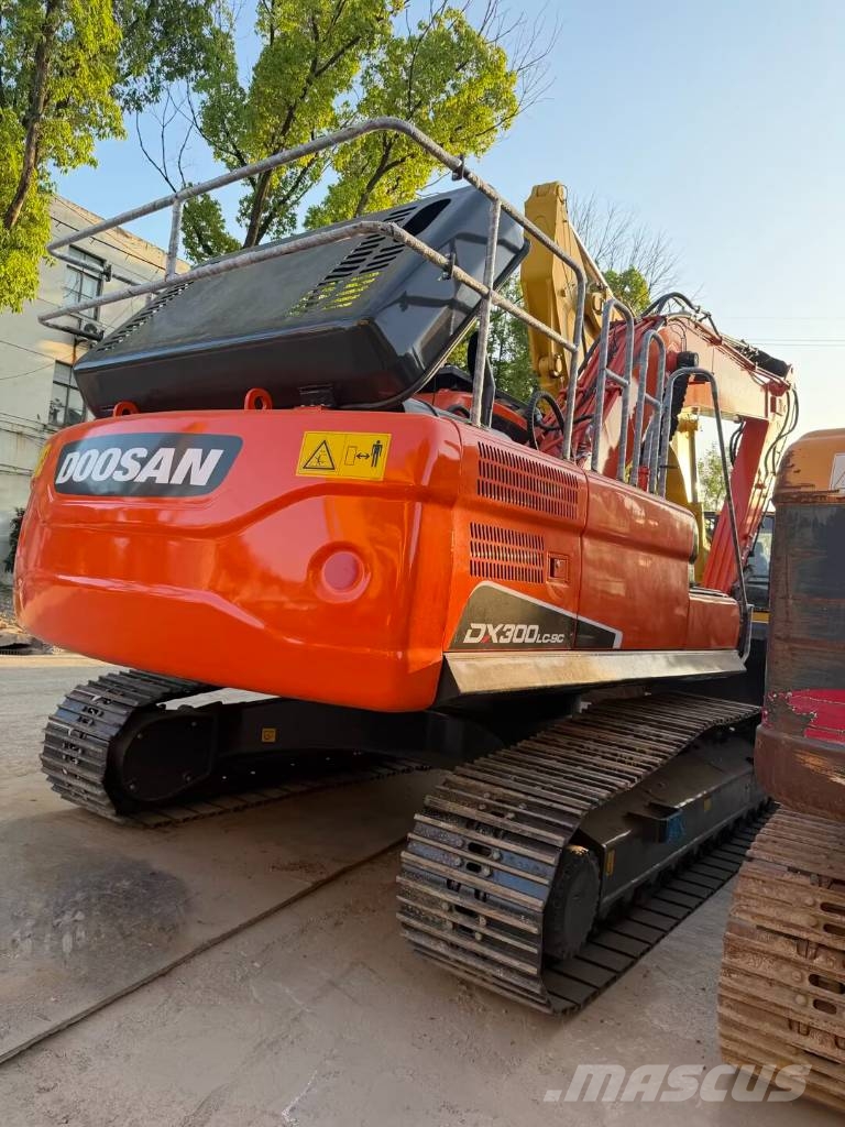 Doosan DX 300   Source factory حفارات طويلة الذراع
