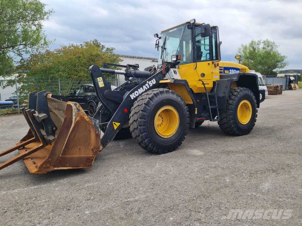 Komatsu Komatsu WA 250-5/SW Schaufel +Palettengabel/ 6158H لوادر بعجل