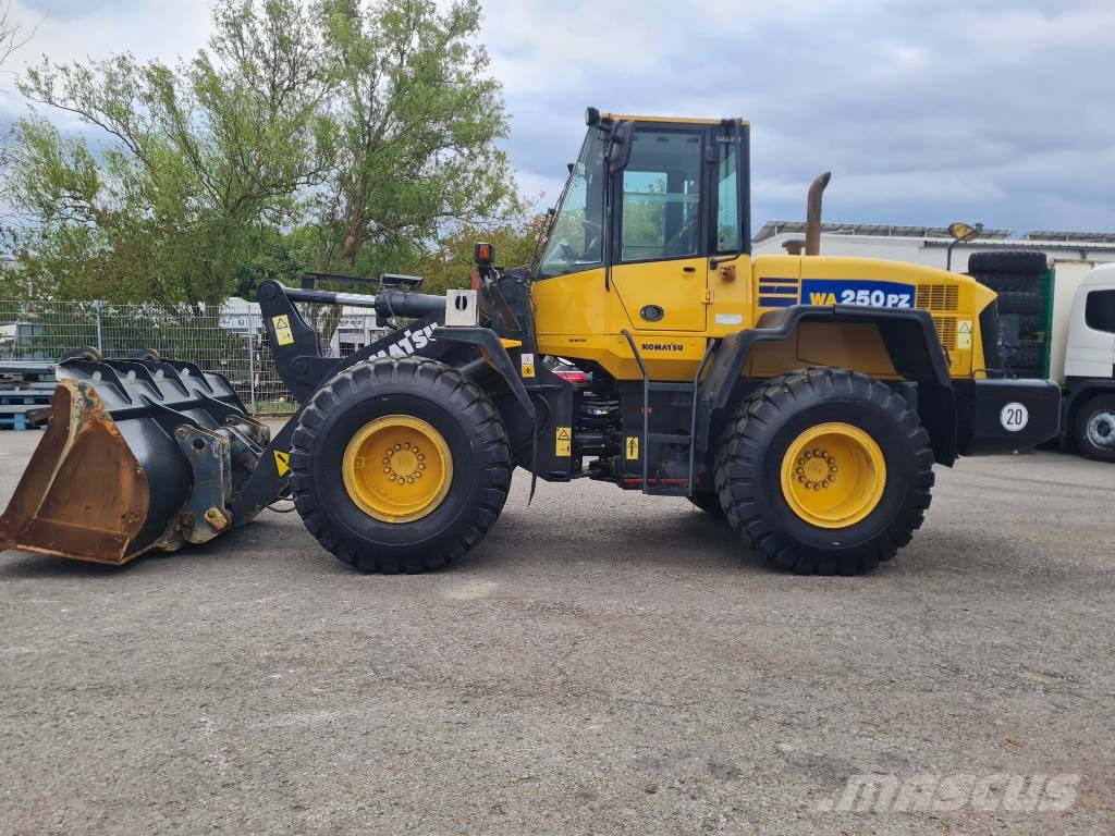 Komatsu Komatsu WA 250-5/SW Schaufel +Palettengabel/ 6158H لوادر بعجل
