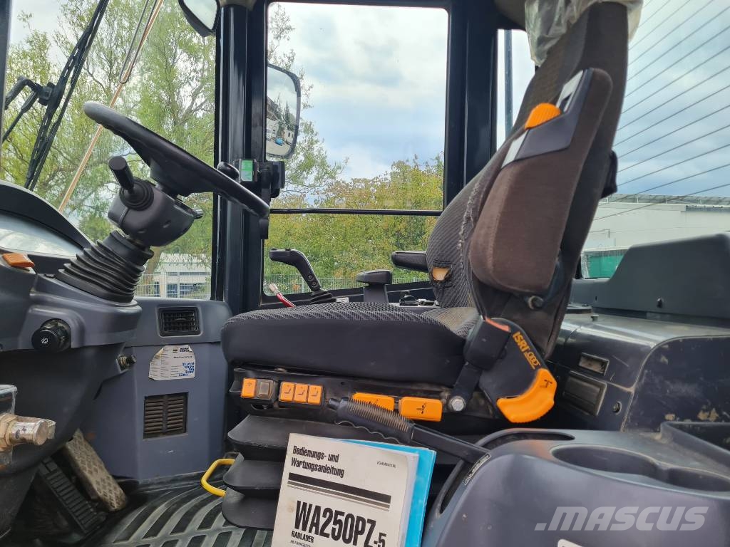 Komatsu Komatsu WA 250-5/SW Schaufel +Palettengabel/ 6158H لوادر بعجل