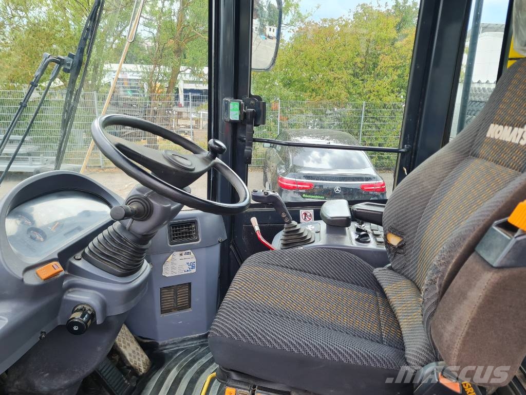 Komatsu Komatsu WA 250-5/SW Schaufel +Palettengabel/ 6158H لوادر بعجل