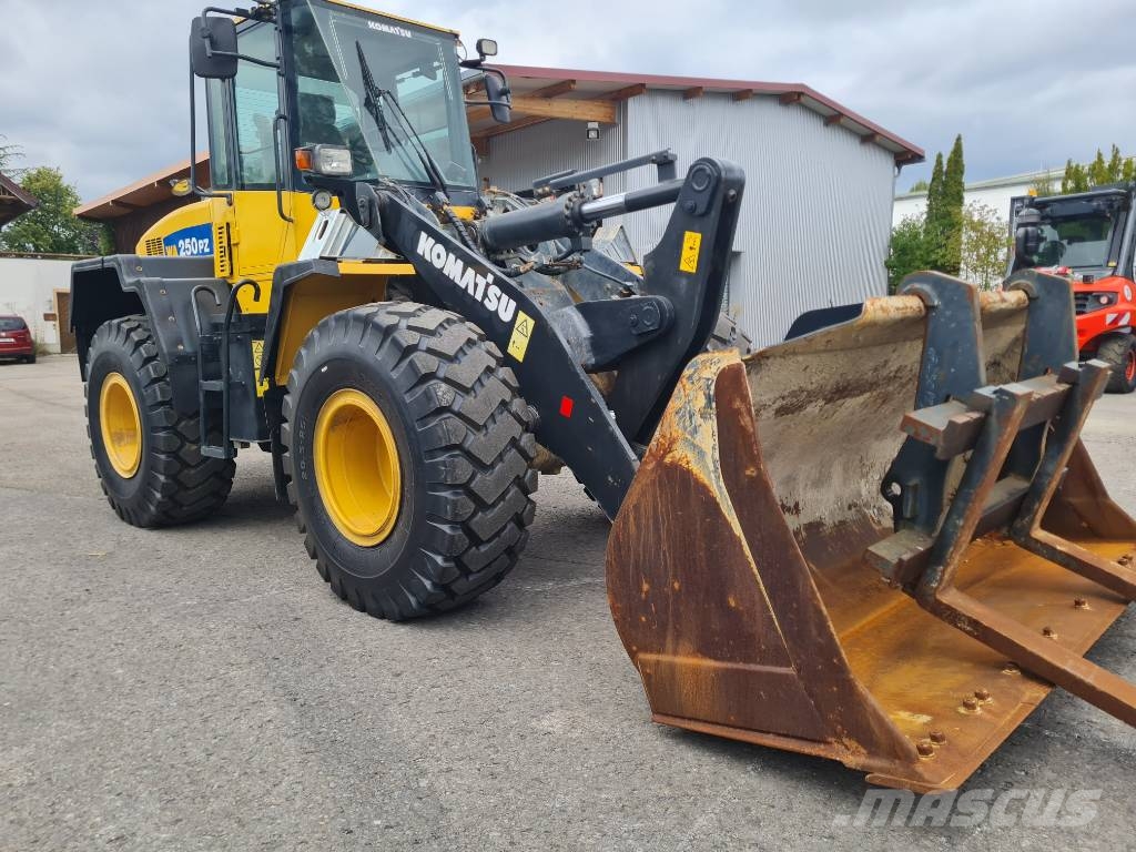 Komatsu Komatsu WA 250-5/SW Schaufel +Palettengabel/ 6158H لوادر بعجل