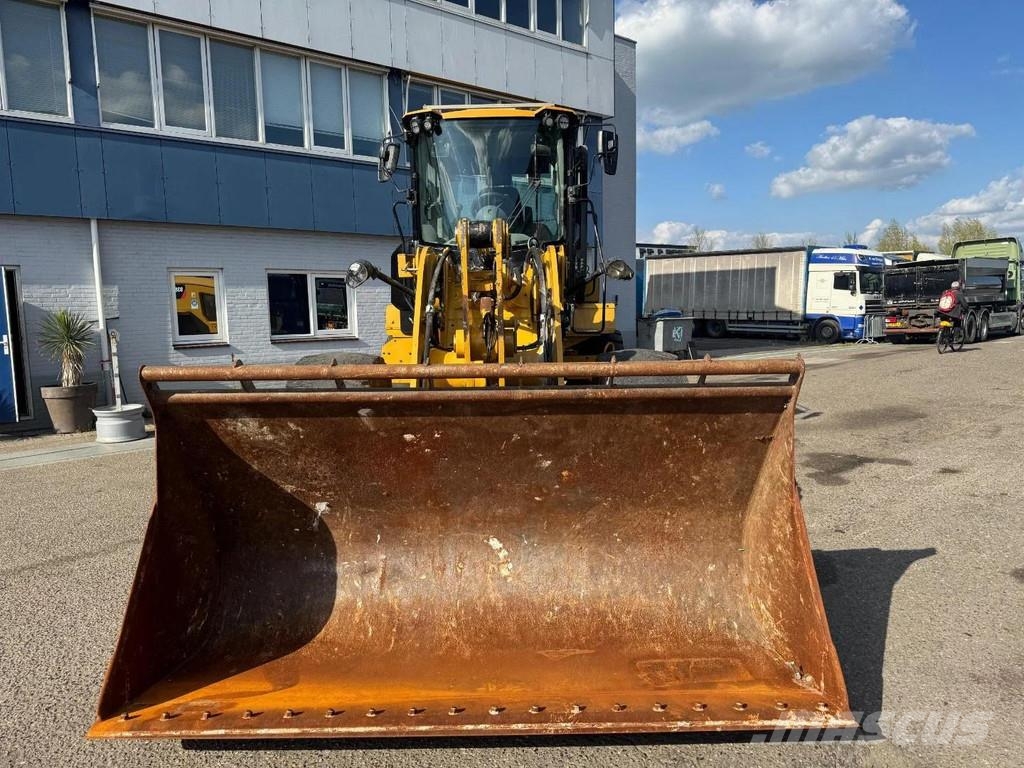 CAT 938M Chargeuse sur pneus