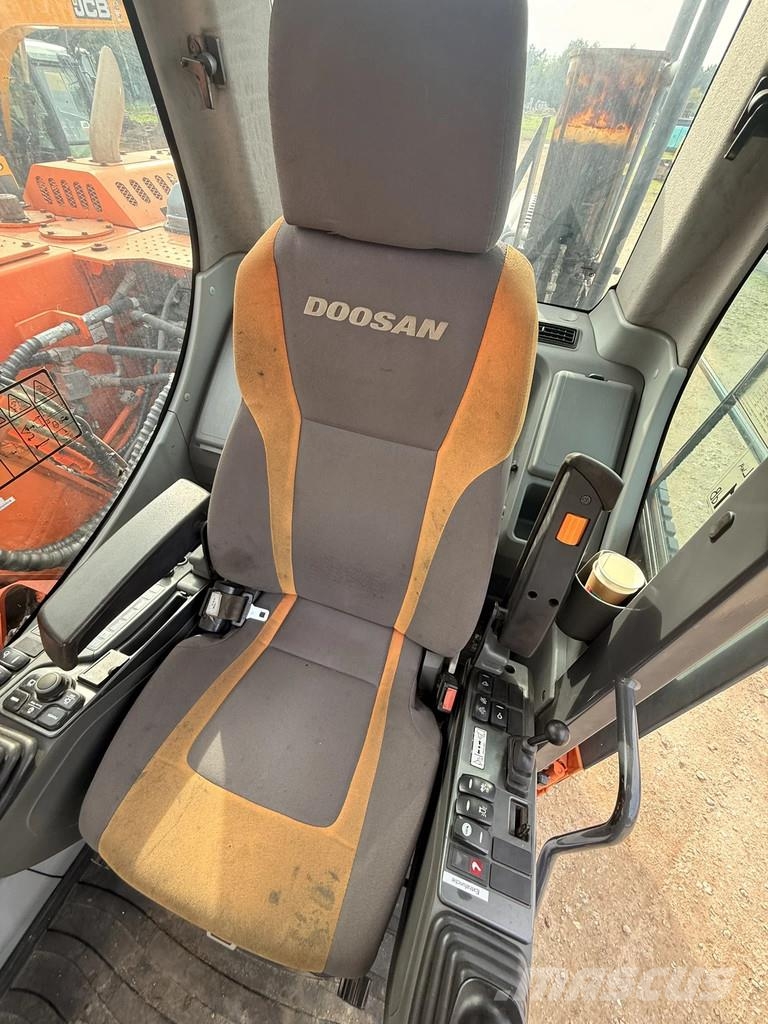 Doosan DX140W-3 Wheeled excavators