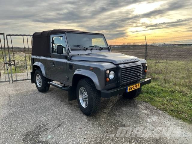 Land Rover Defender Iconic Edition 2017 only 8888 km Carros