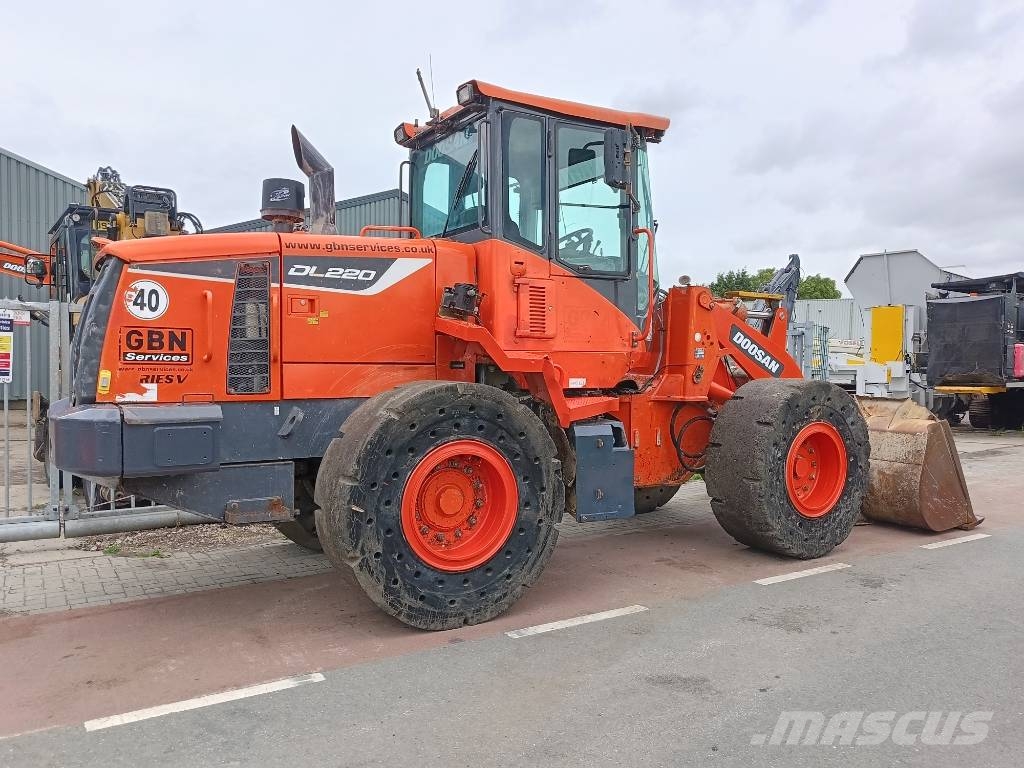 Doosan DL 220 DL200 DL250 DL180 shovel wiellader loader Pale gommate