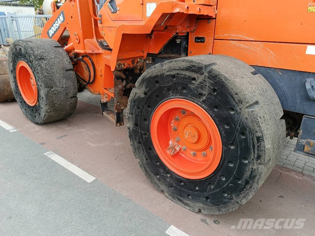 Doosan DL 220 DL200 DL250 DL180 shovel wiellader loader Pale gommate