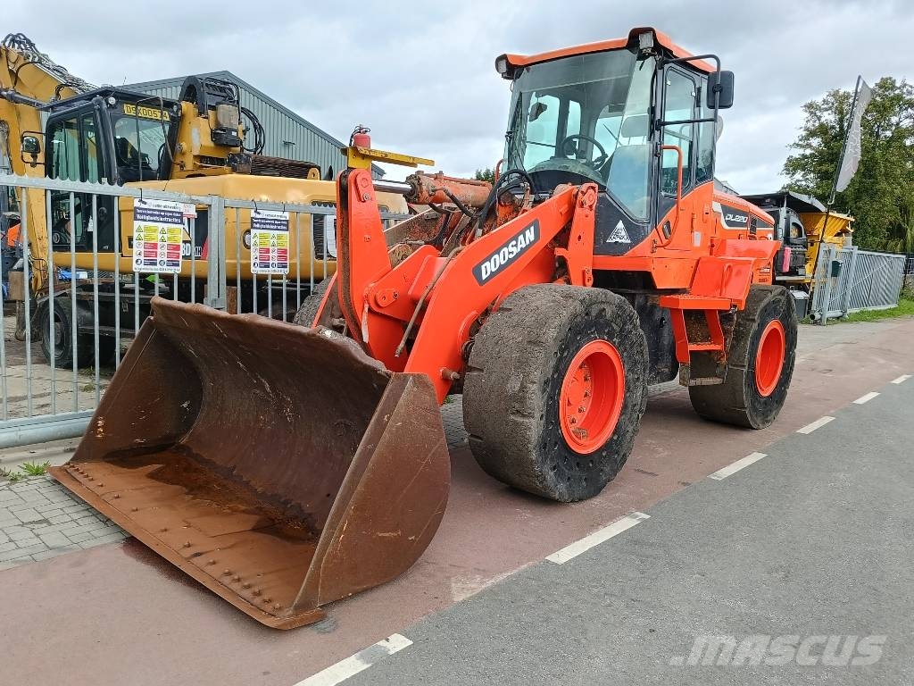 Doosan DL 220 DL200 DL250 DL180 shovel wiellader loader Pale gommate