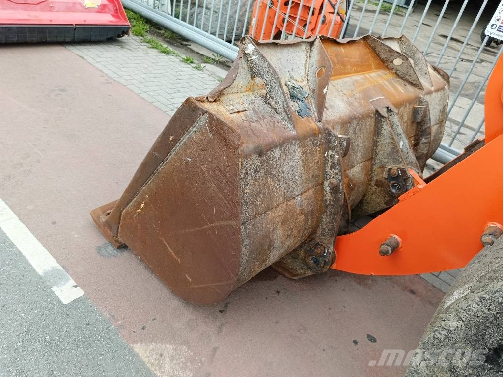 Doosan DL 220 DL200 DL250 DL180 shovel wiellader loader Pale gommate