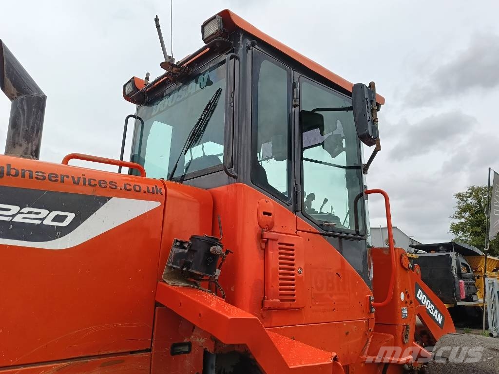 Doosan DL 220 DL200 DL250 DL180 shovel wiellader loader Pale gommate