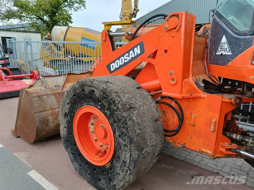 Doosan DL 220 DL200 DL250 DL180 shovel wiellader loader Pale gommate