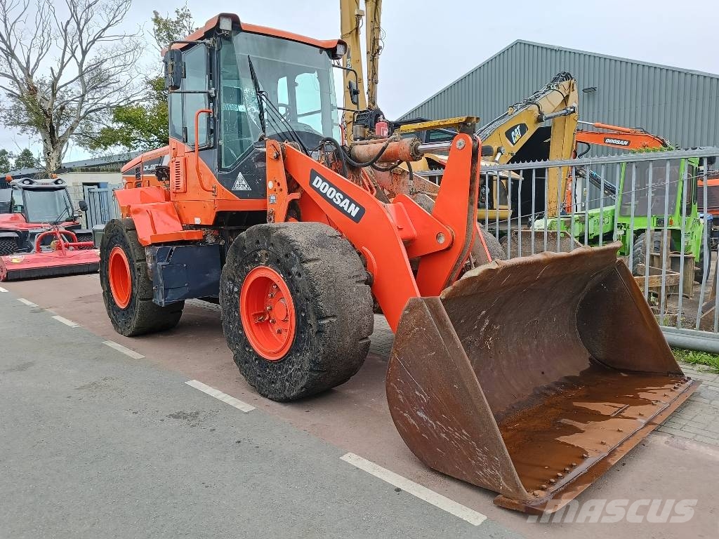 Doosan DL 220 DL200 DL250 DL180 shovel wiellader loader Pale gommate