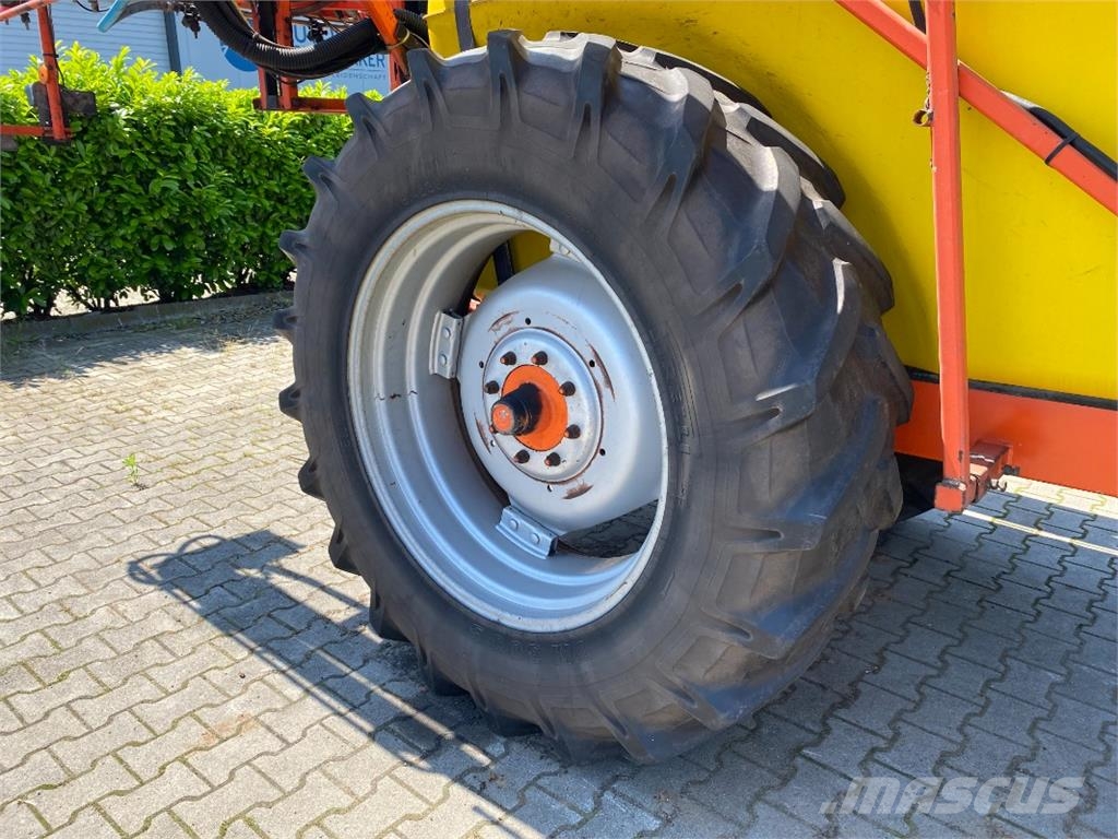 Douven 4000l Vlečne škropilnice