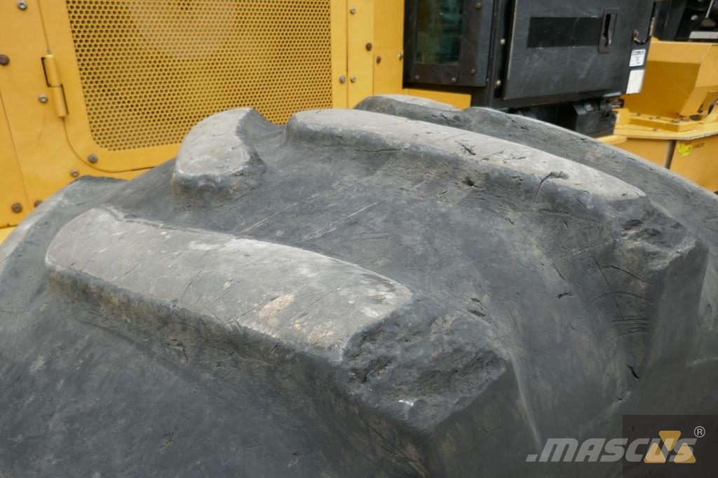 CAT 535D Skidery