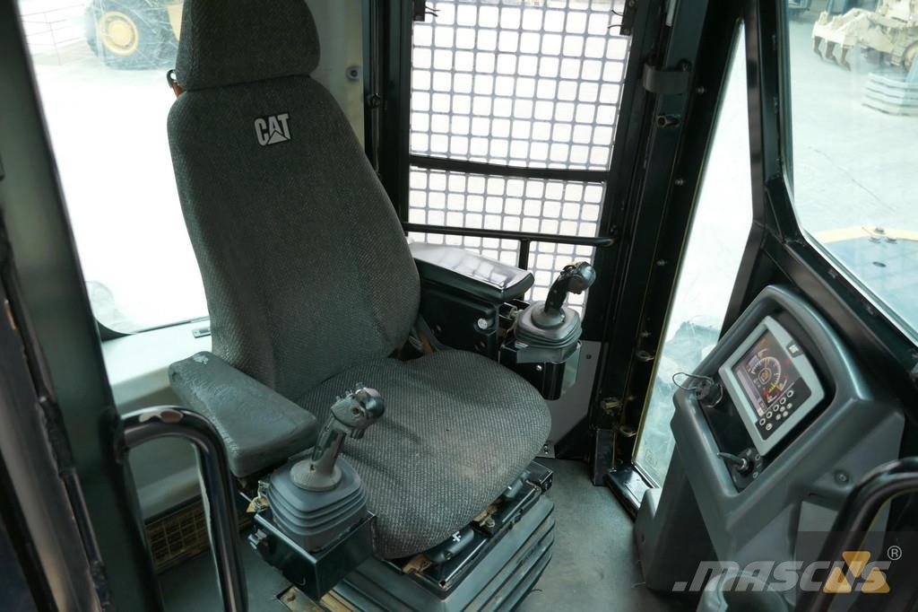 CAT 535D Skidery