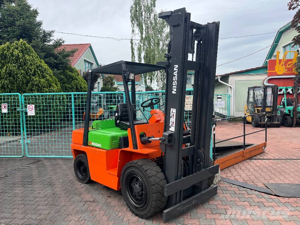 Nissan WGF03-A35U V-2322 IO Diesel gaffeltrucks