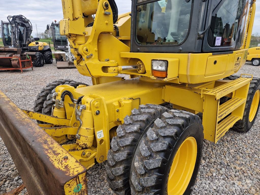 Komatsu PW 118 MR-8 حفارات بعجل