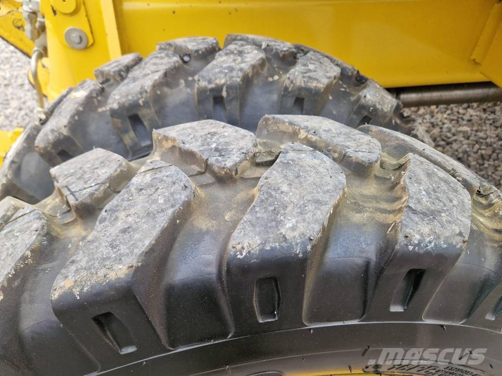 Komatsu PW 118 MR-8 حفارات بعجل