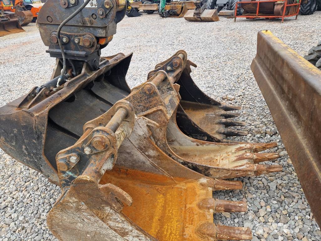 Komatsu PW 118 MR-8 حفارات بعجل