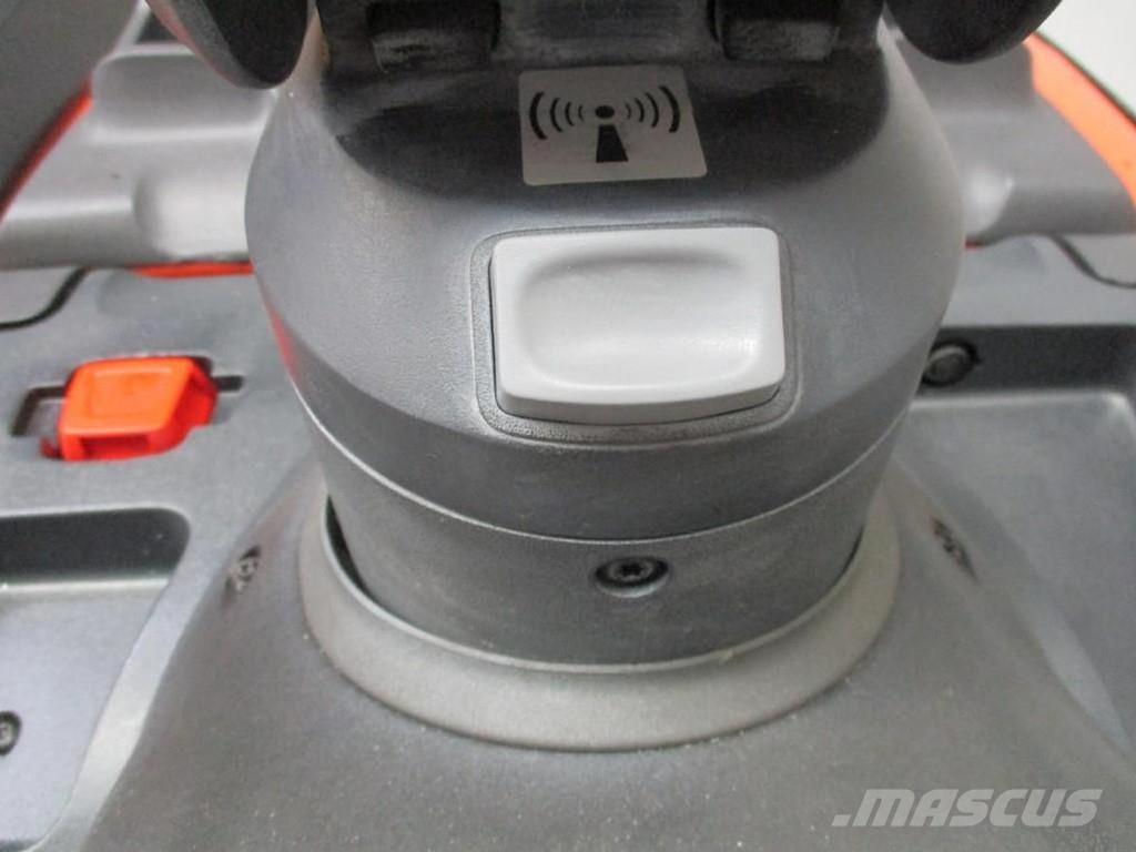 Toyota LPE200 رافعة منخفضة المستوى ذات منصة