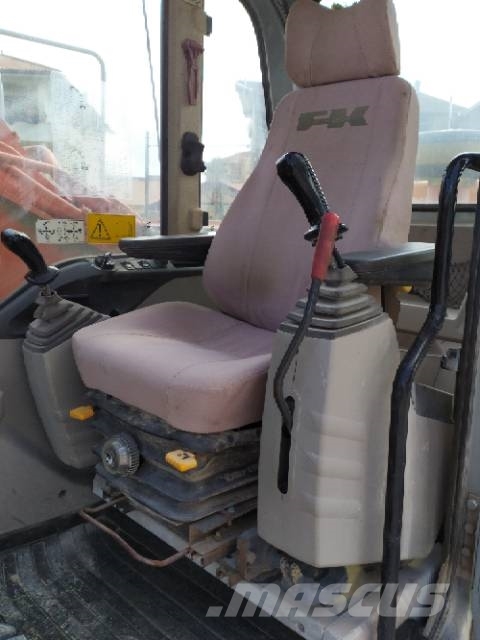 Fiat-Kobelco E 235 Bageri guseničari