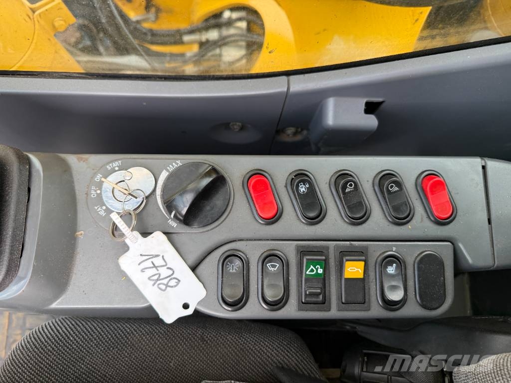 Komatsu PW160-8 - Triple Boom / Blade / Hammer Lines Bagri na kolesih