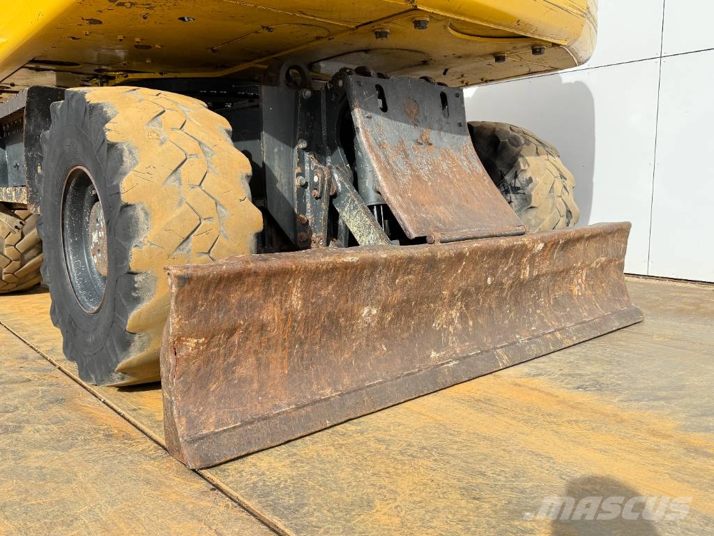 Komatsu PW160-8 - Triple Boom / Blade / Hammer Lines Bagri na kolesih