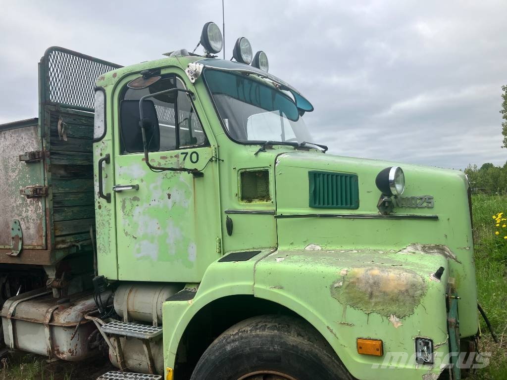 Volvo N 10 Savivarčių priekabų vilkikai