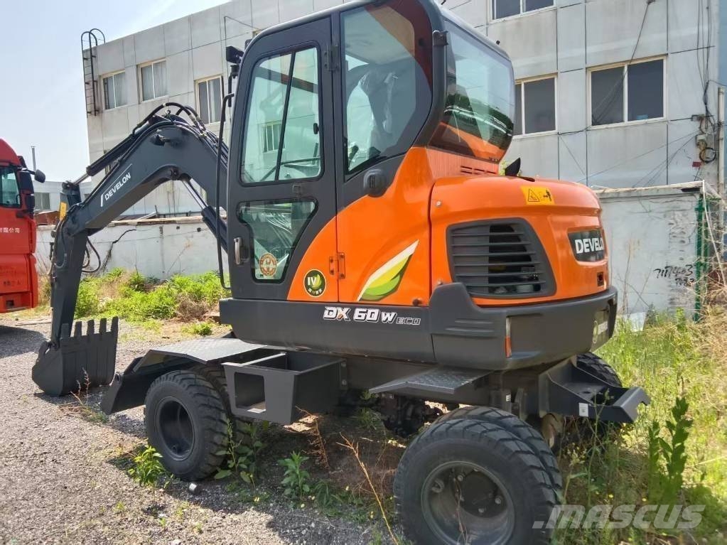 Develon DX60W ECO Bagri na kolesih