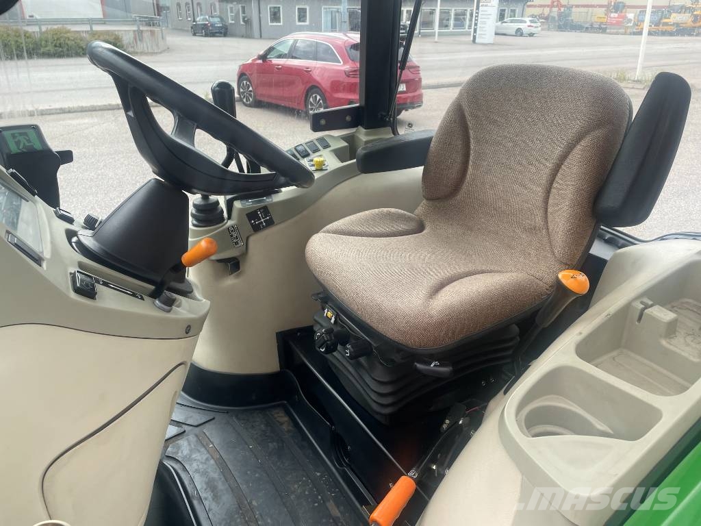 John Deere 3520 جرارات مدمجة