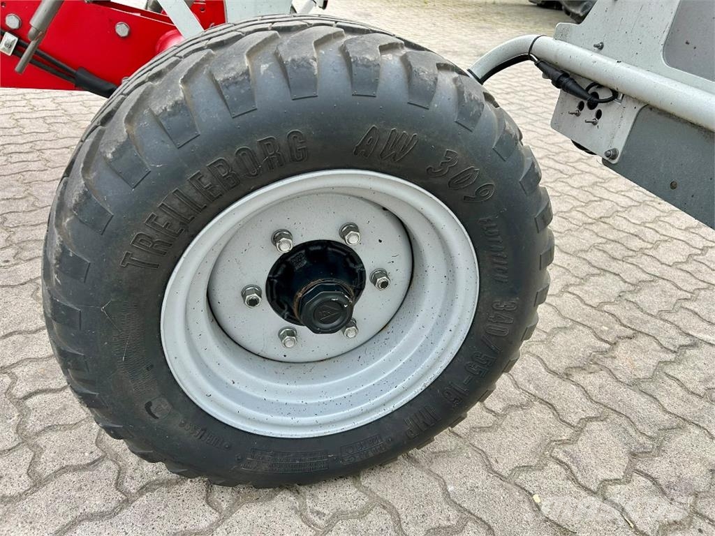 Pöttinger HIT 12.14T Kreiselheuer Граблі і сінозворушувачі