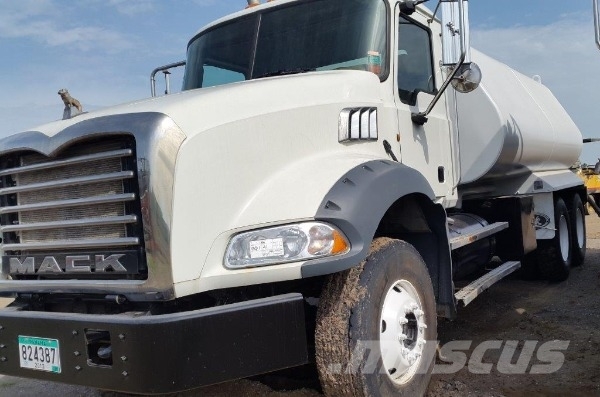 Mack water truck GU813E Tsisternveokid