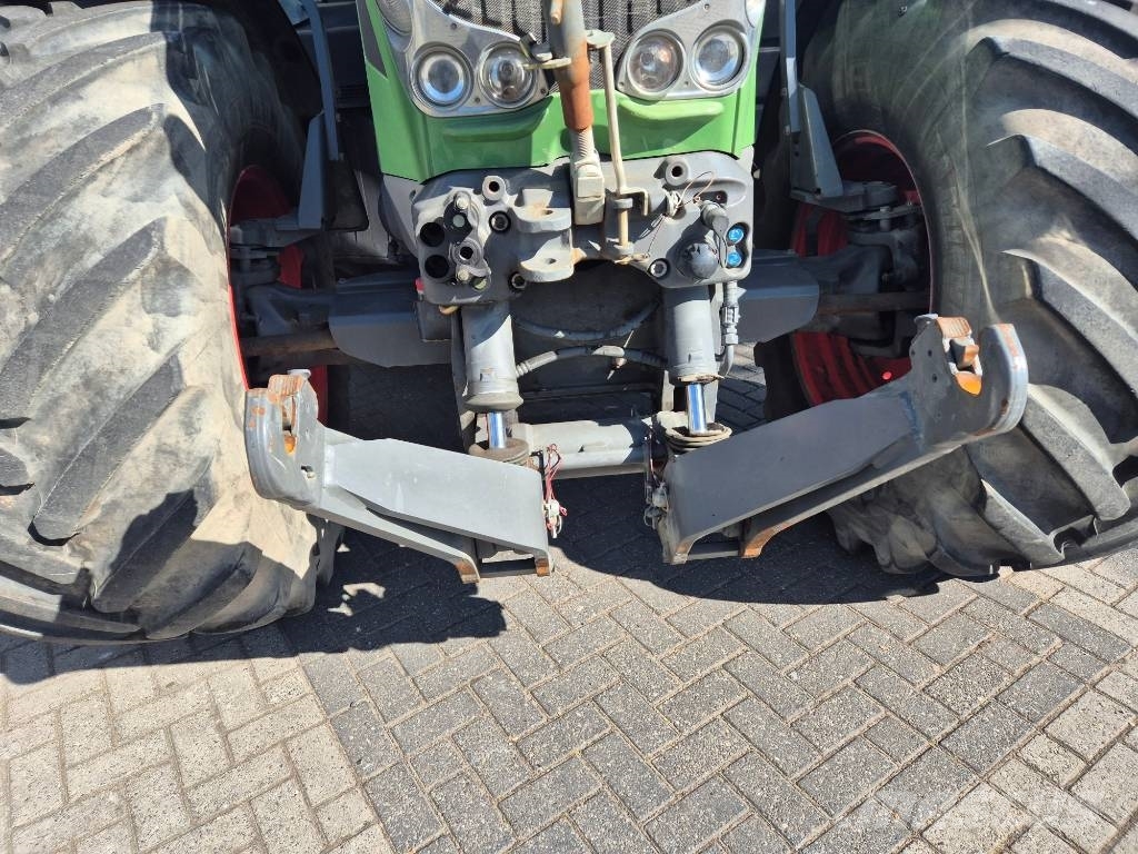 Fendt 828 Vario Трактори