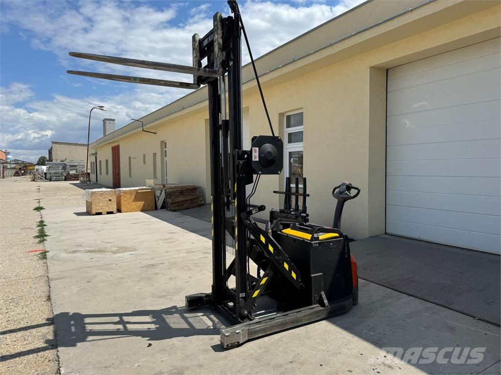 Toyota SWE120XR Stand-in stackers