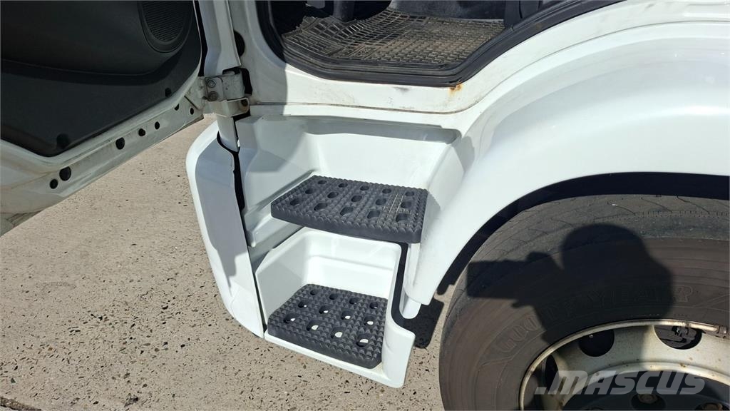 Iveco EUROCARGO 180-320 شاحنات ذات هيكل صندوقي