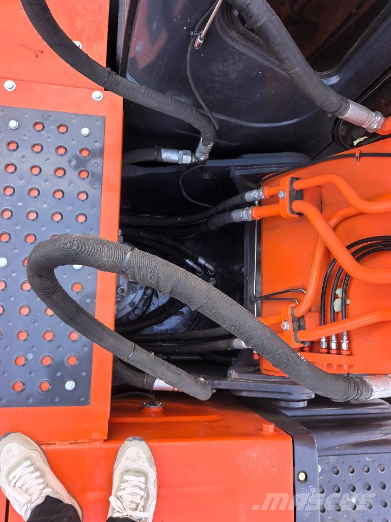 Hitachi ZX210 حفارات زحافة