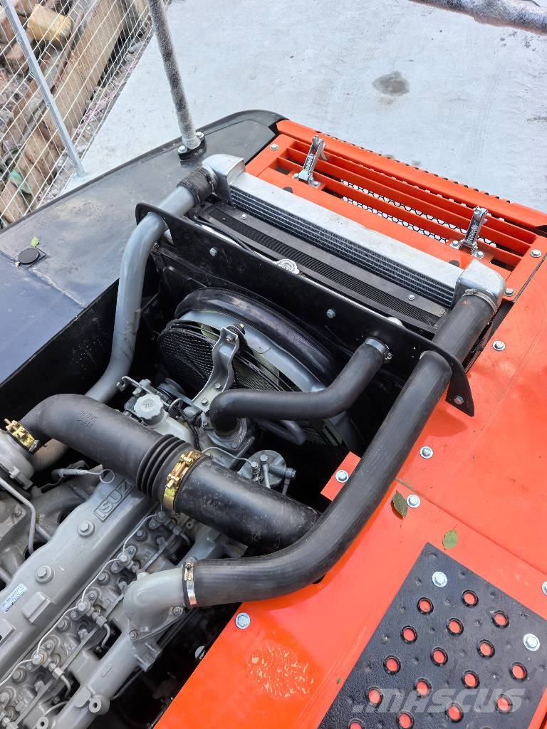 Hitachi ZX210 حفارات زحافة