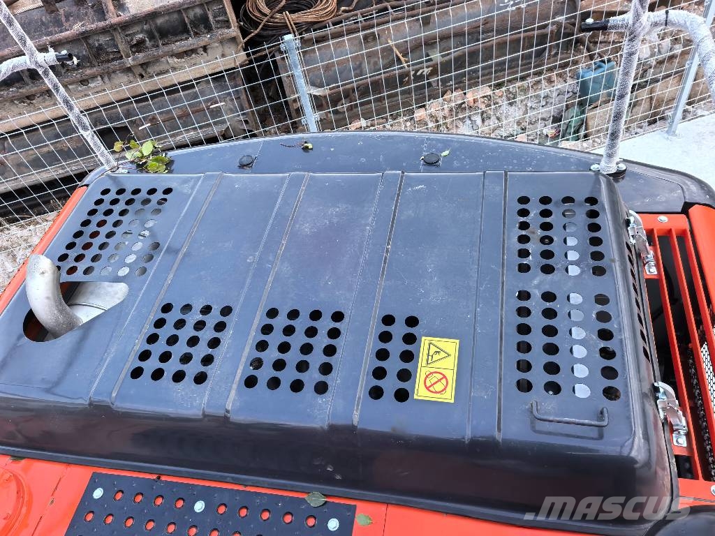 Hitachi ZX210 حفارات زحافة