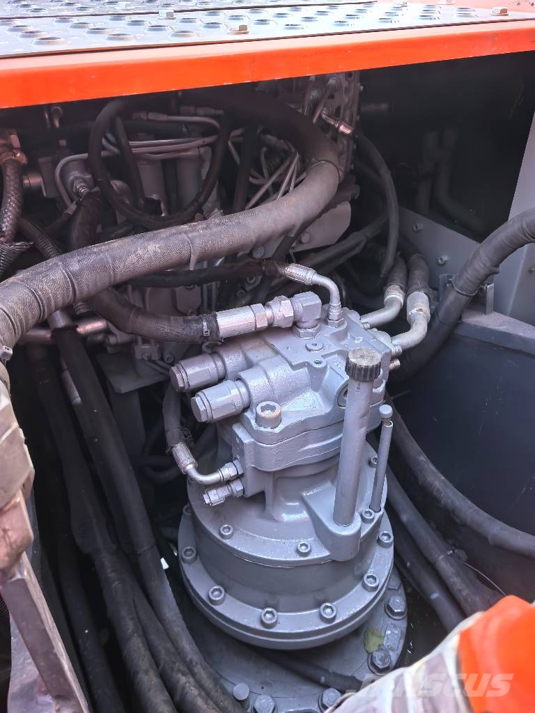 Hitachi ZX210 حفارات زحافة