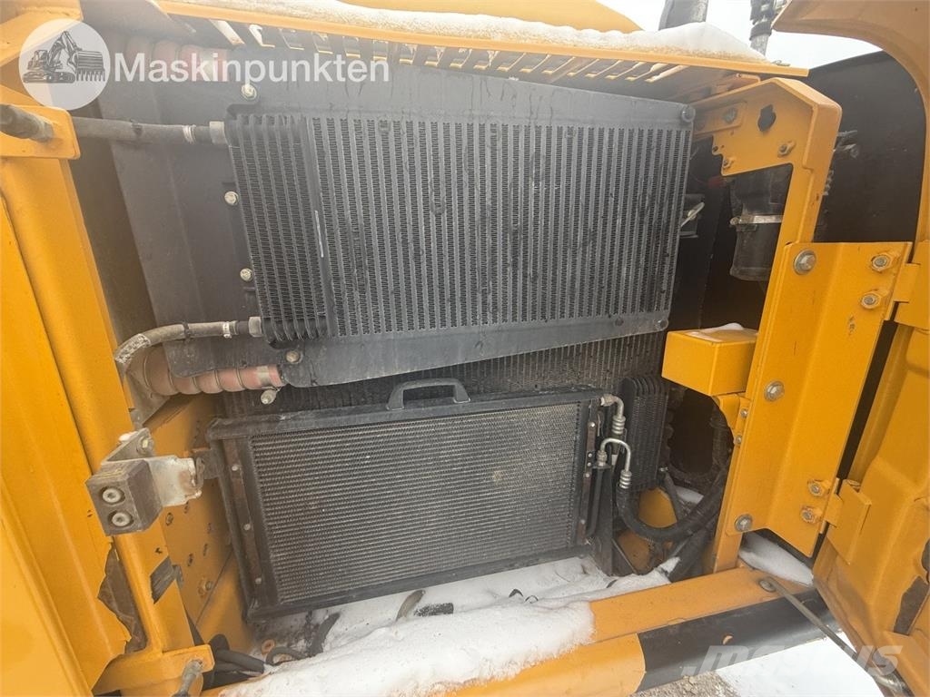 JCB JS220 履带挖掘机