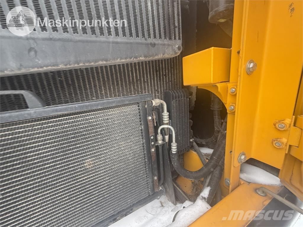 JCB JS220 履带挖掘机